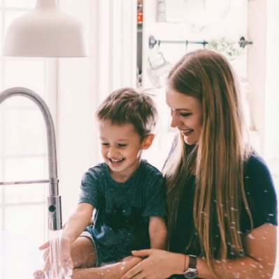 Mère et enfant se lavant les mains au robinet